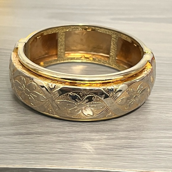 Vintage Hinged Gold Bracelet with Floral and Ribbon Design - Picture 3 of 7